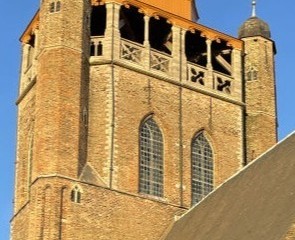 Adornes een naam gebeiteld in de straatstenen van Brugge